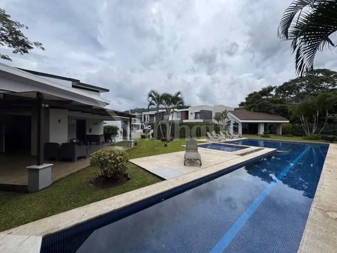 Venta de casa en condominio en Santa Ana.