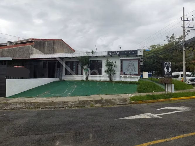 Se vende casa con uso comercial de alto tránsito en Mata Redonda