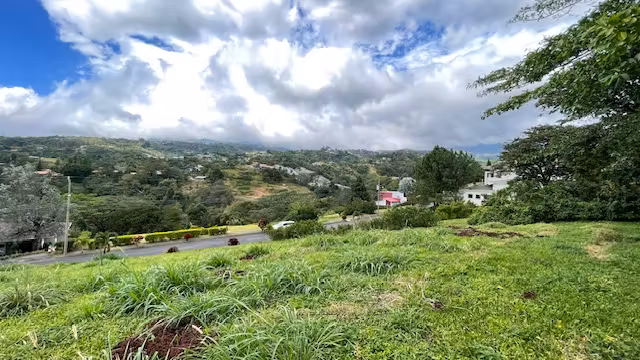 Amplio Lote con el Mejor Precio del Condominio - Vista panorámica con Hermoso Arbol - Clima Fresco