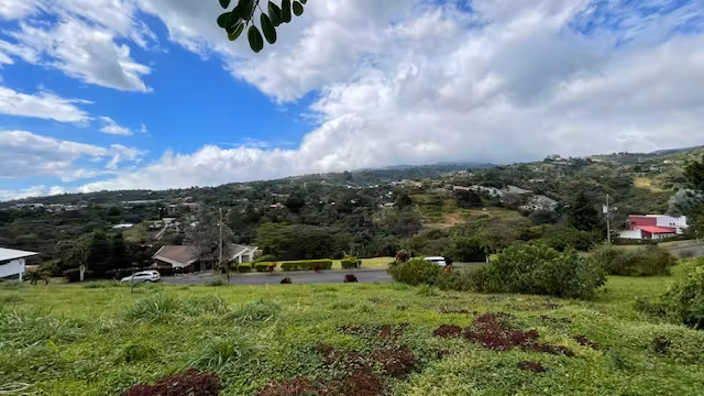 Amplio Lote con el Mejor Precio del Condominio - Vista panorámica con Hermoso Arbol - Clima Fresco