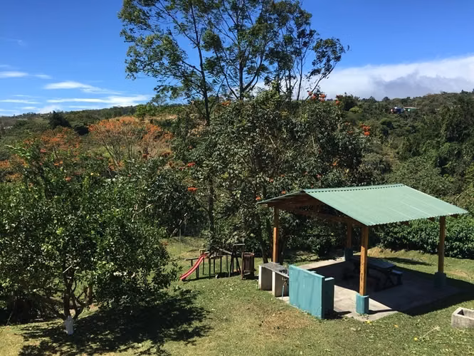Amplio Lote con el Mejor Precio del Condominio - Vista panorámica con Hermoso Arbol - Clima Fresco