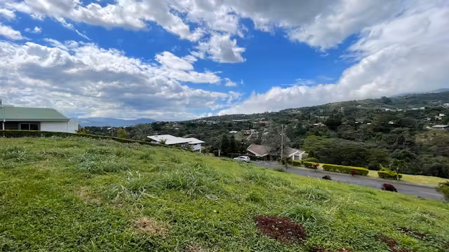 Amplio Lote con el Mejor Precio del Condominio - Vista panorámica con Hermoso Arbol - Clima Fresco