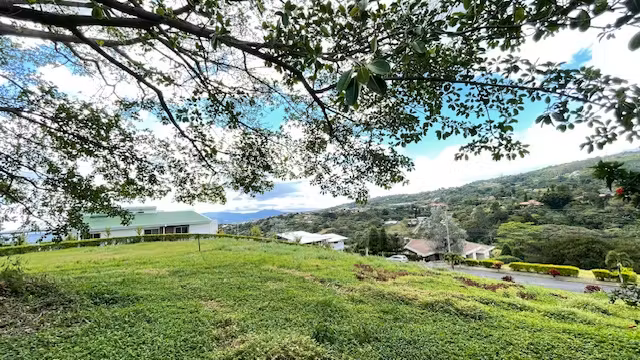 Amplio Lote con el Mejor Precio del Condominio - Vista panorámica con Hermoso Arbol - Clima Fresco