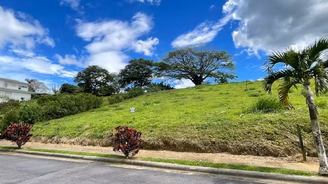 Amplio Lote con el Mejor Precio del Condominio - Vista panorámica con Hermoso Arbol - Clima Fresco