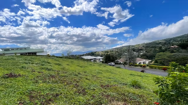 Amplio Lote con el Mejor Precio del Condominio - Vista panorámica con Hermoso Arbol - Clima Fresco