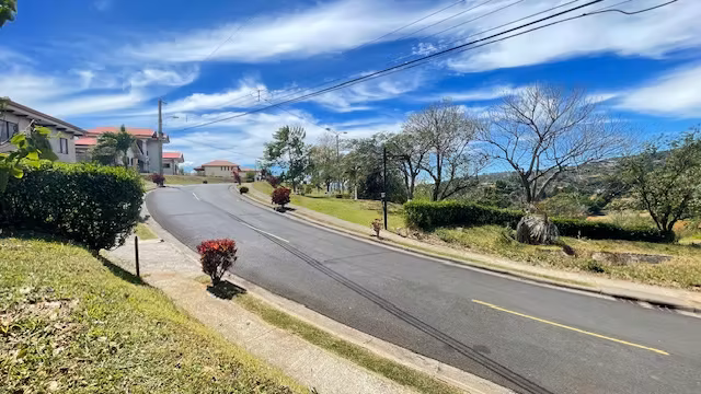 Espectacular lote esquinero plano en condominio rodeado de naturaleza - Imagen 6