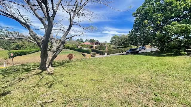 Espectacular lote esquinero plano en condominio rodeado de naturaleza - Imagen 4