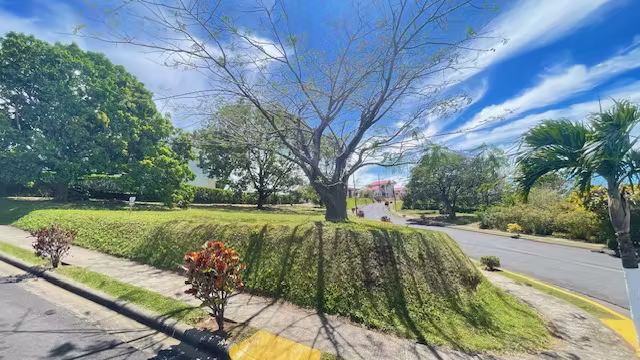 Espectacular lote esquinero plano en condominio rodeado de naturaleza - Imagen 12