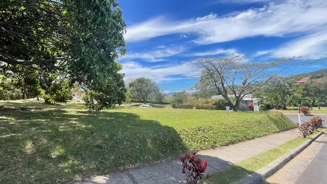 Espectacular lote esquinero plano en condominio rodeado de naturaleza - Imagen 11
