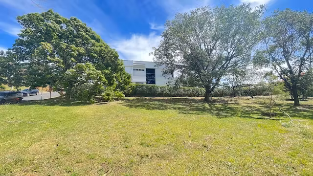 Espectacular lote esquinero plano en condominio rodeado de naturaleza - Imagen 2