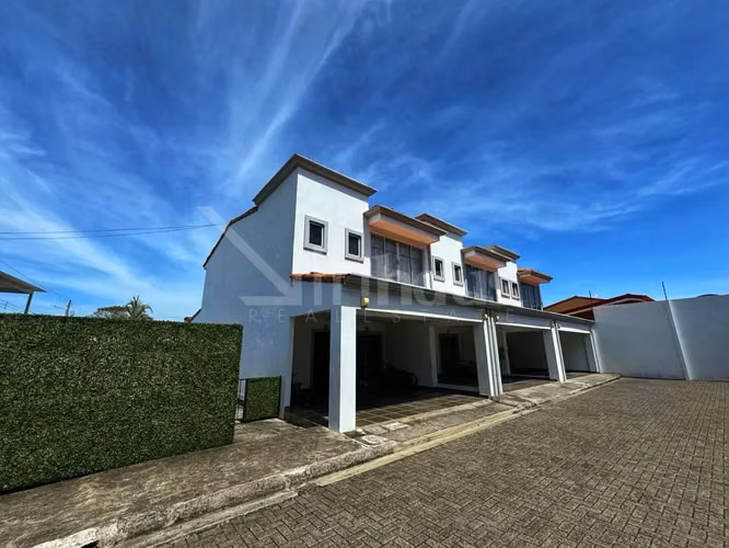 Venta de casa en condominio pequeño en Pozos