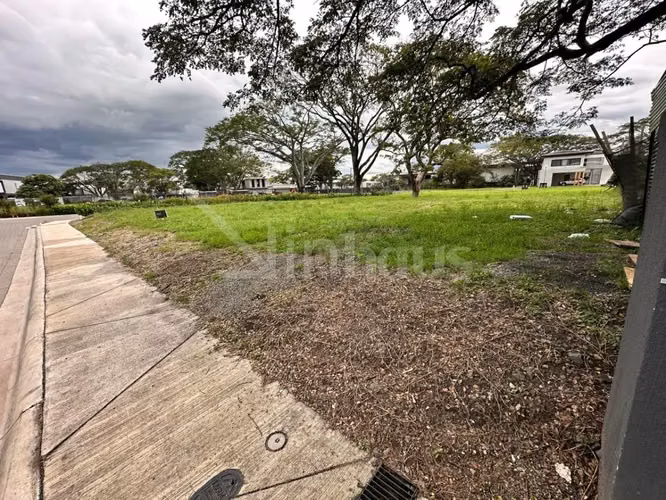 Venta de lote plano y esquinero en condominio de lujo en Lindora - Imagen 4