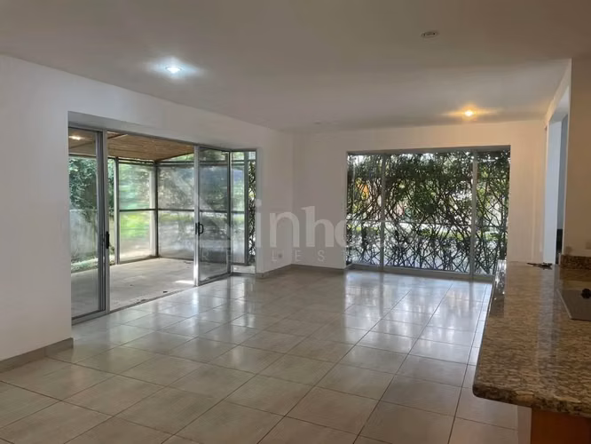 Venta de casa esquinera en condominio en Santa Ana centro
