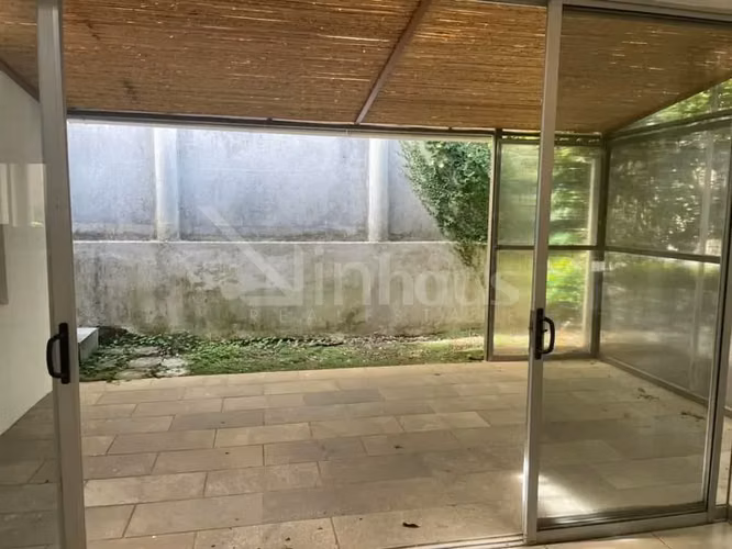 Venta de casa esquinera en condominio en Santa Ana centro
