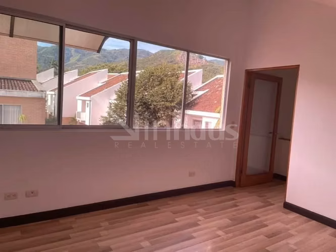 Venta de casa esquinera en condominio en Santa Ana centro