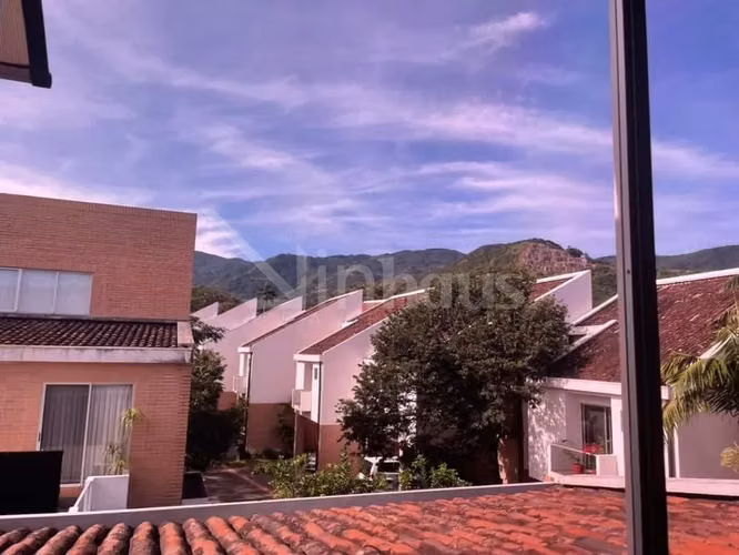 Venta de casa esquinera en condominio en Santa Ana centro
