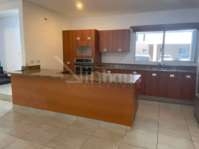 Venta de casa esquinera en condominio en Santa Ana centro