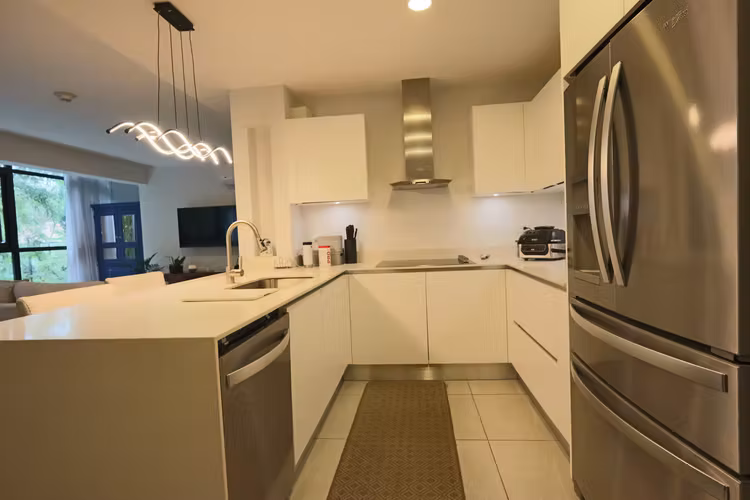 Venta Moderno Apartamento con jardin privado en Escazú