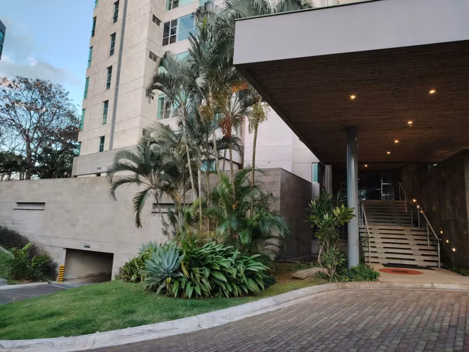 SE VENDE  – APARTAMENTO EN CENTRAL PARK COMPLETAMENTE AMUEBLADO