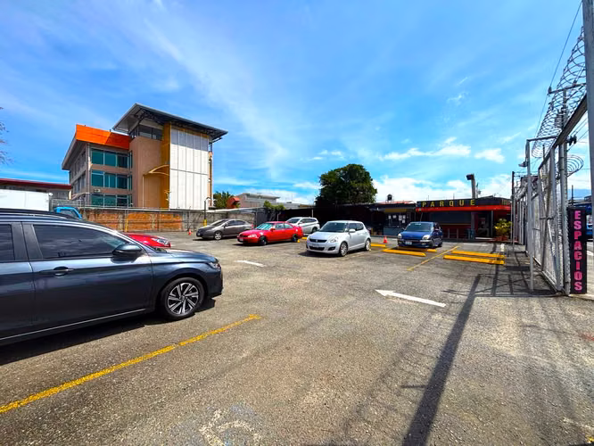  Terreno Comercial y Residencial en Venta en Guadalupe. Ideal para Desarrollo Vertical o Gasolinera