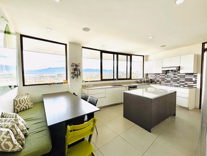 Imponente  Vista - Moderna y elegante - Casa independiente con seguridad