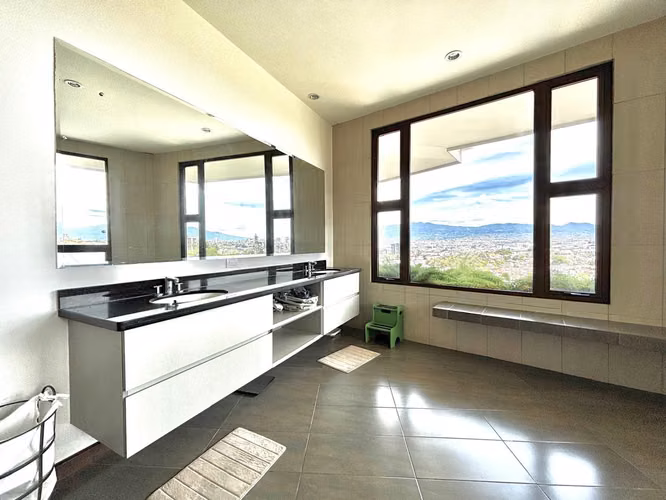 Imponente  Vista - Moderna y elegante - Casa independiente con seguridad