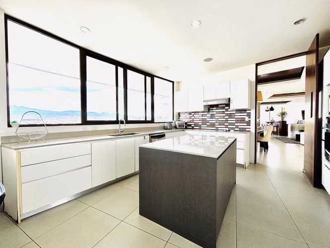 Imponente  Vista - Moderna y elegante - Casa independiente con seguridad