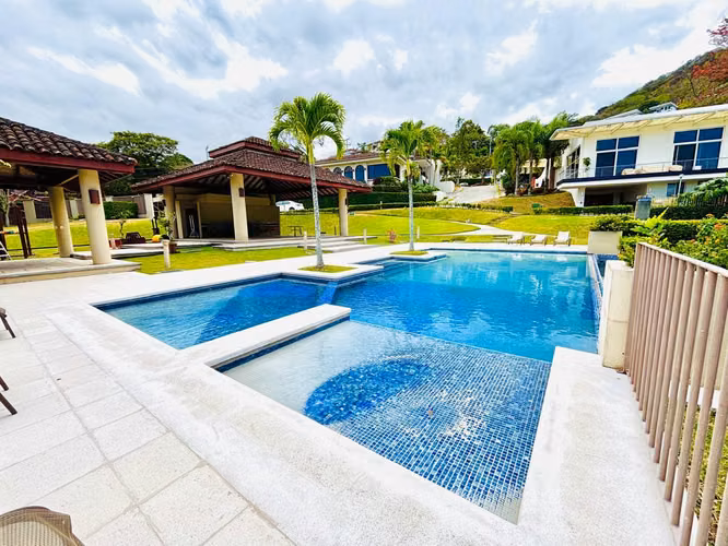 Escazú- Moderna - Elegante - Ubicación Premium - Vista y jardín - Privacidad
