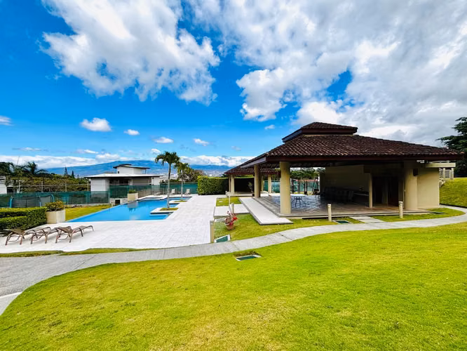 Escazú- Moderna - Elegante - Ubicación Premium - Vista y jardín - Privacidad