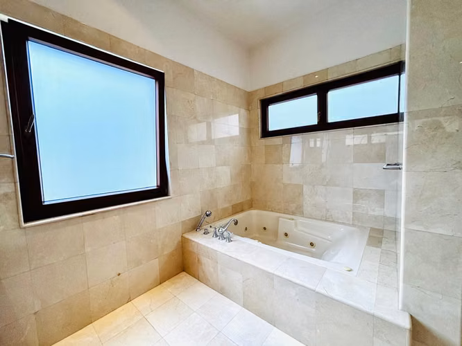 Escazú- Moderna - Elegante - Ubicación Premium - Vista y jardín - Privacidad