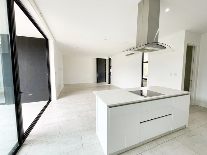 Venta de casa de una planta en condominio en Santa Ana - Imagen 3
