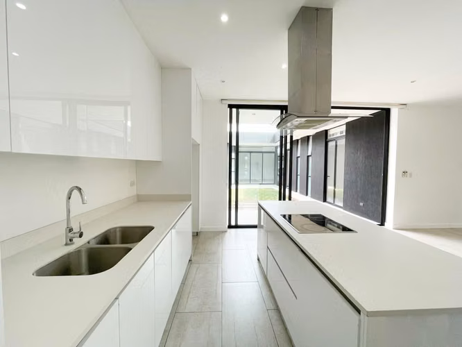 Venta de casa de una planta en condominio en Santa Ana