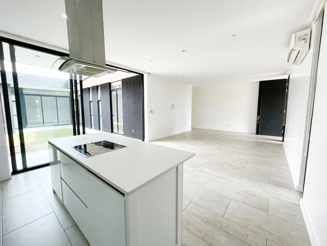 Venta de casa de una planta en condominio en Santa Ana - Imagen 7
