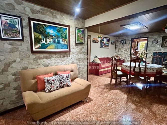 Se vende casa 4 habitaciones + oficina | hab. en planta baja | Tres Ríos