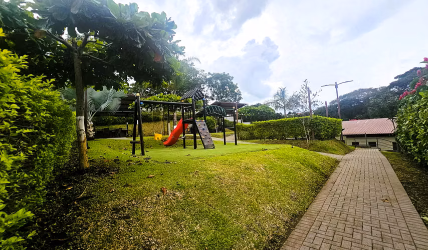 Lote Esquinero a la Venta en Condominio Altabrisa - Grecia