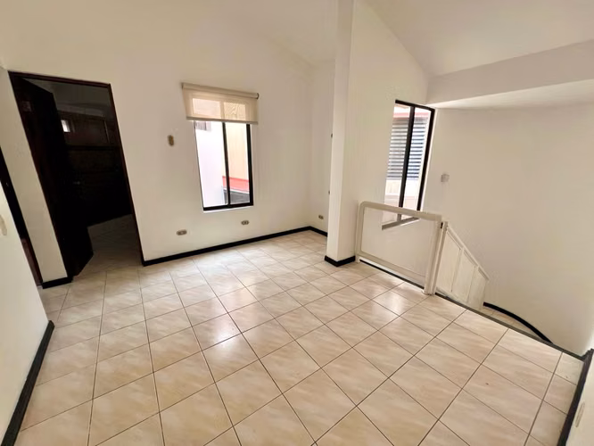 Casa de 3 cuartos + servicio + sala TV, línea blanca, 3 parqueos, Escazú