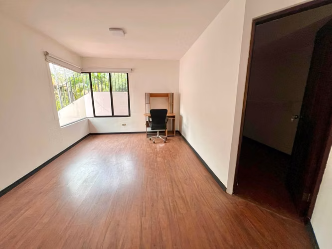 Casa de 3 cuartos + servicio + sala TV, línea blanca, 3 parqueos, Escazú