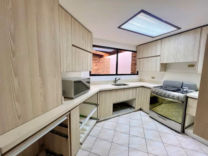 Casa de 3 cuartos + servicio + sala TV, línea blanca, 3 parqueos, Escazú