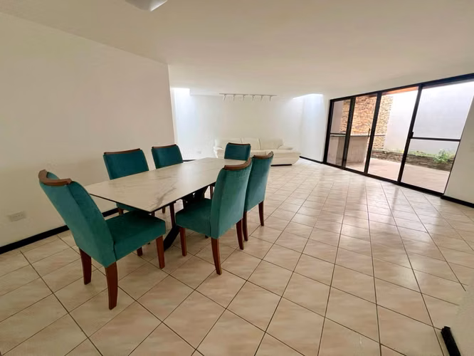 Casa de 3 cuartos + servicio + sala TV, línea blanca, 3 parqueos, Escazú