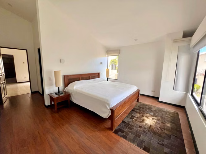 Casa amplia, 3 cuartos + servicio + sala TV, línea blanca, 3 parqueos, Escazú - Imagen 14
