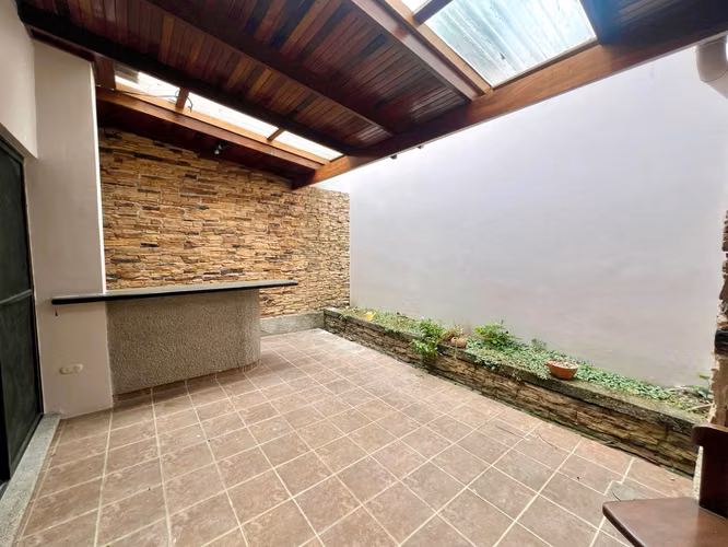 Casa amplia, 3 cuartos + servicio + sala TV, línea blanca, 3 parqueos, Escazú - Imagen 3