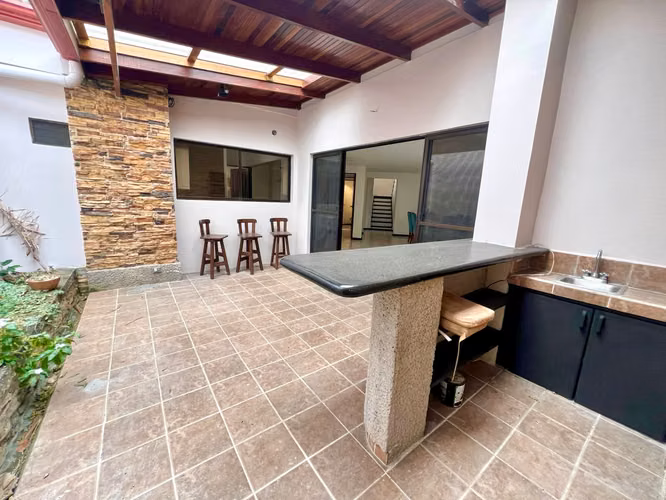 Casa amplia, 3 cuartos + servicio + sala TV, línea blanca, 3 parqueos, Escazú - Imagen 2