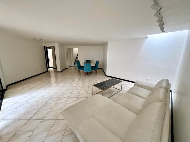 Casa amplia, 3 cuartos + servicio + sala TV, línea blanca, 3 parqueos, Escazú - Imagen 4