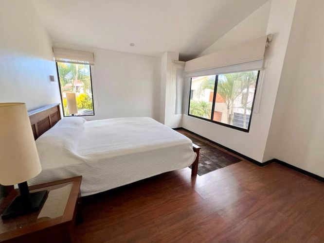 Casa amplia, 3 cuartos + servicio + sala TV, línea blanca, 3 parqueos, Escazú - Imagen 7