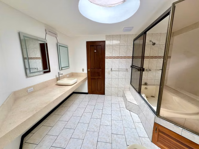 Casa amplia, 3 cuartos + servicio + sala TV, línea blanca, 3 parqueos, Escazú - Imagen 8