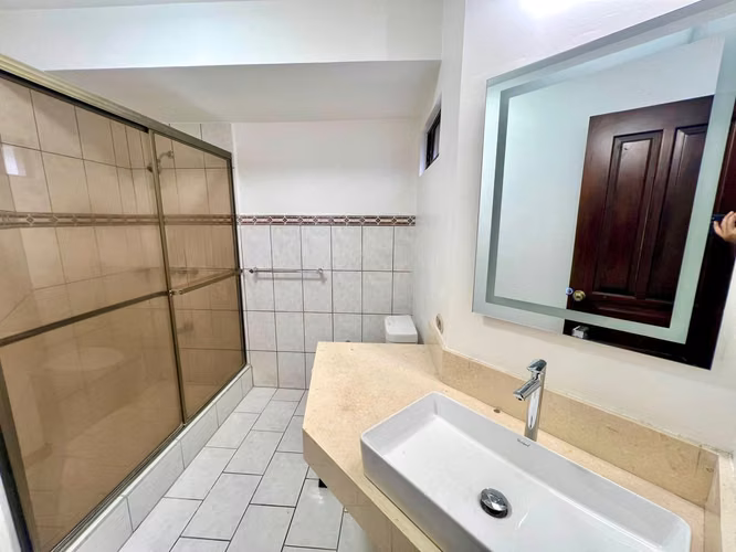 Casa amplia, 3 cuartos + servicio + sala TV, línea blanca, 3 parqueos, Escazú - Imagen 11