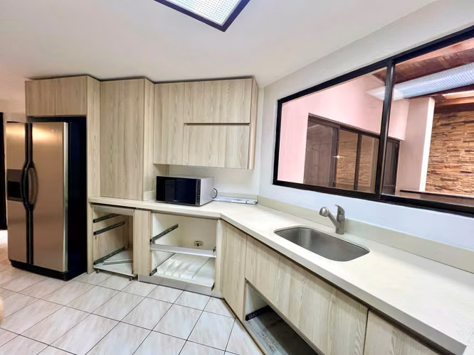 Casa amplia, 3 cuartos + servicio + sala TV, línea blanca, 3 parqueos, Escazú - Imagen 13