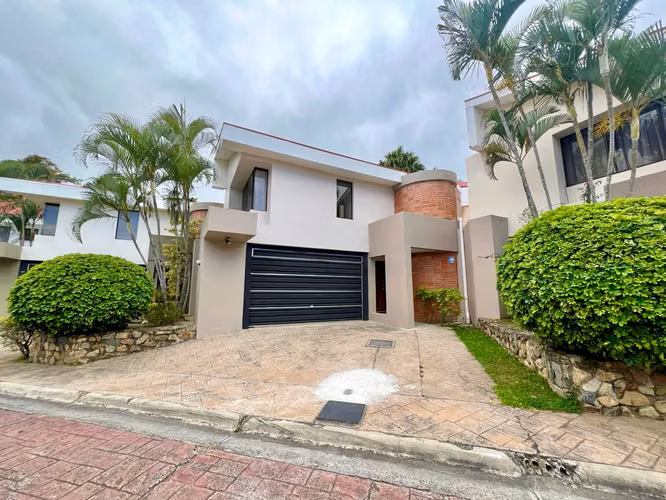 Casa amplia, 3 cuartos + servicio + sala TV, línea blanca, 3 parqueos, Escazú