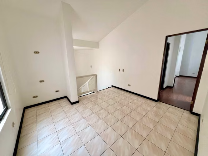 Casa amplia, 3 cuartos + servicio + sala TV, línea blanca, 3 parqueos, Escazú - Imagen 15