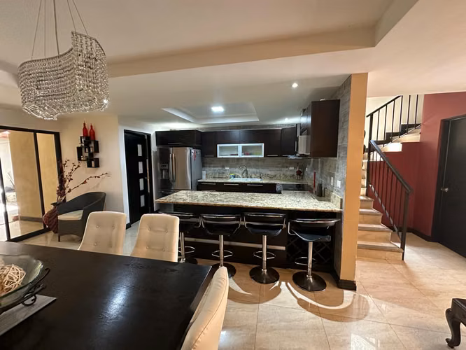 Alquiler de casa esquinera en condominio Santa Ana Hills con muebles - Imagen 15